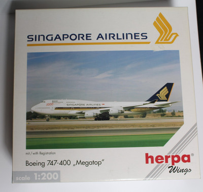 Herpa Wings 1:200 Boeing 747-400  Megatop  Singapore Airlines in OVP