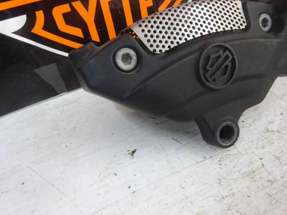 Pinza de freno delantera derecha Harley Davidson Bagger usada OEM 44023-08 con cubierta Foto 4 de 4