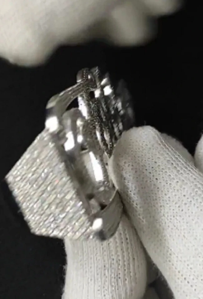 Anillo redondo de 4 dedos con diamantes simulados de 4 quilates chapado en oro blanco de 14 k PLATA Foto 3 de 4