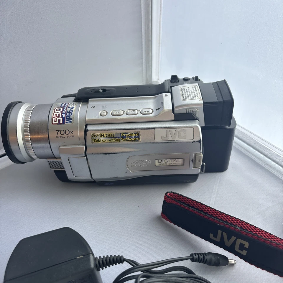 JVC Digital Video Camera 700x Optical Zoom 2.5" Monitor With 2Batt & Charger - Image 2 of 4