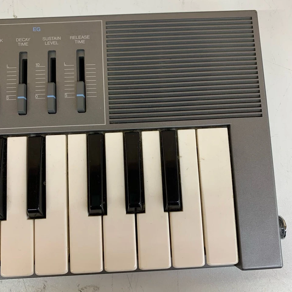 YAMAHA CS01 Analog Monophonic Synthesizer From Japan - Image 4 of 4