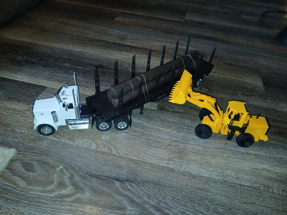 Toy Semi Log Hauler - Image 3 of 4