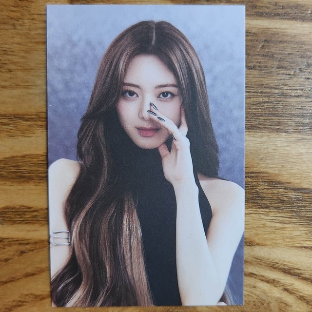 Yuna Official Neon Photocard Itzy Cheshire Genuine kpop