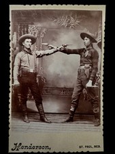 CIRCA 1880 ANTIQUE CABINET CARD GUNSLINGERS COWBOYS DUEL GREAT IMAGE GUNS KNIFE