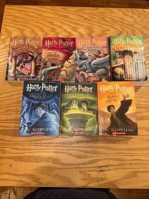 Harry Potter Series complete set w/all 7 trade paperback books J.K. Rowlings (d)