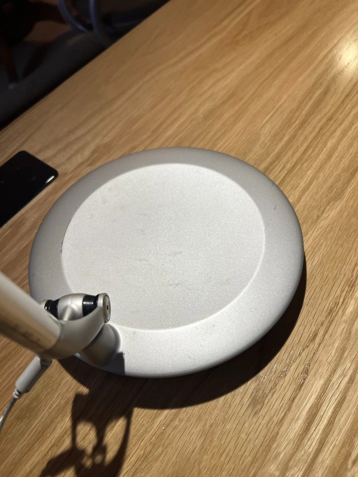 Luz de escritorio Humanscale Element 790 LED plateada con base estándar Foto 4 de 4