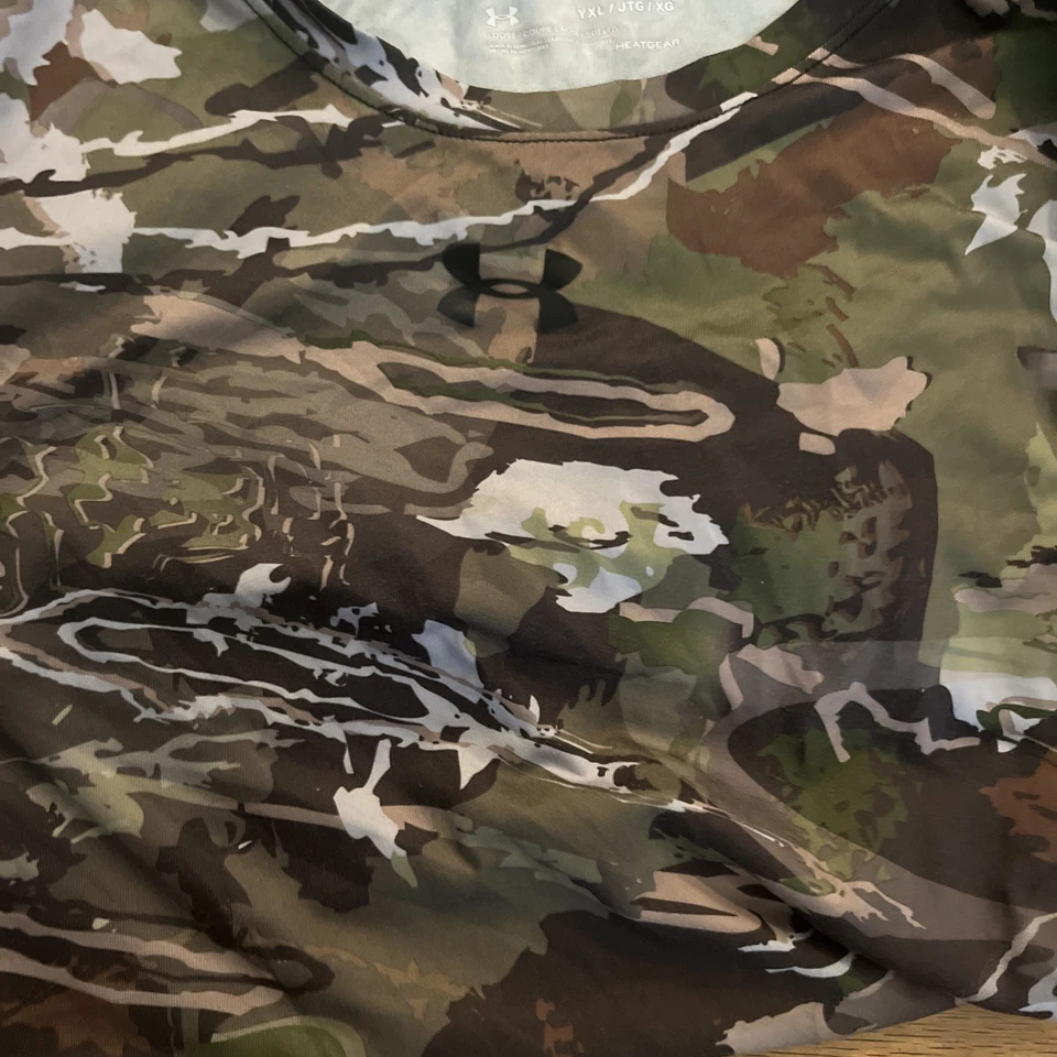 BOYS UNDER ARMOUR SIZE YXL  YLG CAMO  PULLOVER HOODIE  Gray Jacket And T Shirt - Image 2 of 4