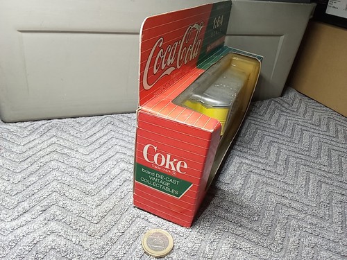 XX633 Coca-Cola 1:64 Mack "Coca Cola" confezione originale 3/2 semirimorchio valigia veicolo vintage nuovo ov - Foto 6 di 14