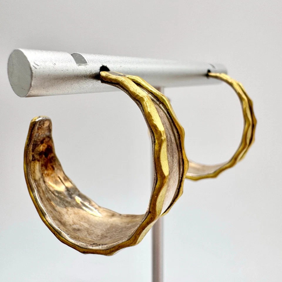 Pendientes de aro anchos martillados de plata de ley 925 y latón bohemios de dos tonos  Foto 3 de 4