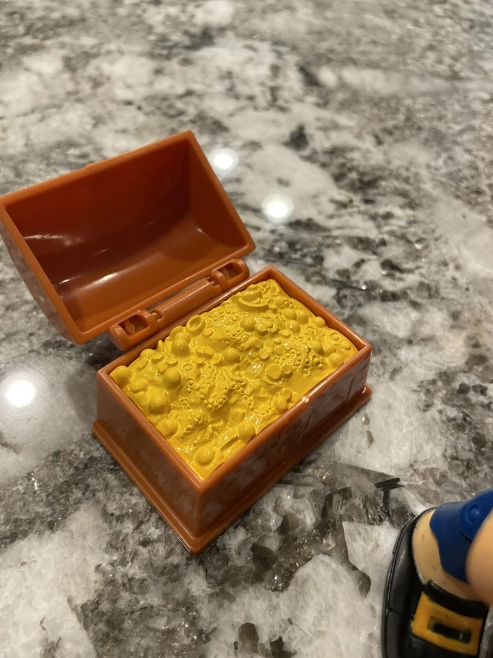 Figura peluda pirata Scooby Doo con cañón, cofre del tesoro, bandera y rueda de barco Foto 3 de 4