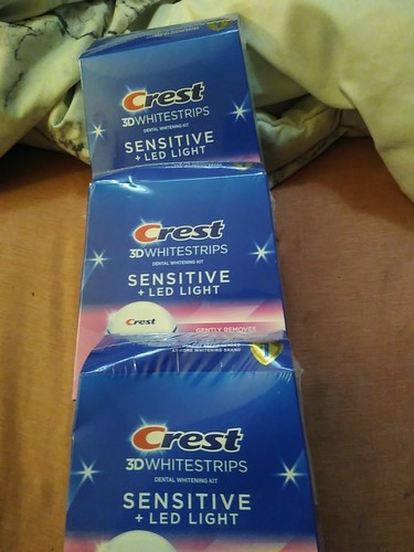 Three Crest 3D Whitestrips Sensitive & Led Light Dental Kit 28 Strips 11/2026