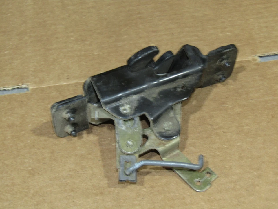 1995-1999 Chevrolet Suburban OEM RH passenger side barn door latch 96 97 98 99 - Image 2 of 3