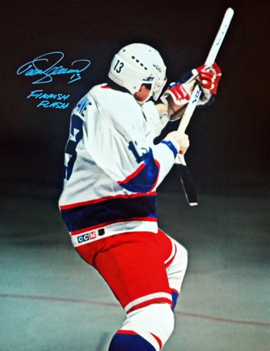TEEMU SELANNE AUTOGRAPHED WINNIPEG JETS SHOOTING STICK 16X20 PHOTO FINNISH FLASH - Picture 2 of 2
