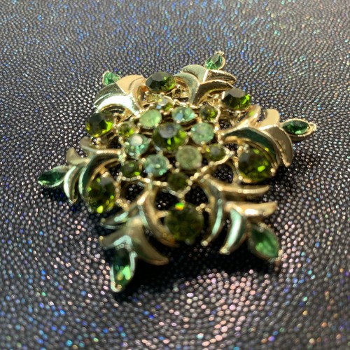 Vintage Prong Set Tri Tone Green Rhinestone Gold Tone Brooch 1.75" Signed Cora - Picture 2 of 12