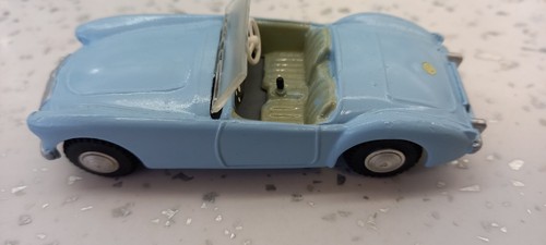 Tri-ang Spot On no 104, 1.42 scale very well restored MGA in reproduced box - Picture 6 of 9