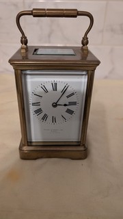 Antike schlagende Kutschenuhr in gutem Zustand braucht Aufmerksamkeit.