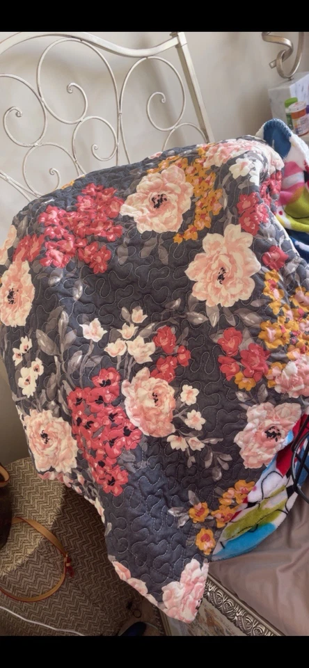 Edredón y fundas Mainstays rosa y gris floral acolchado estándar Queen Foto 2 de 2