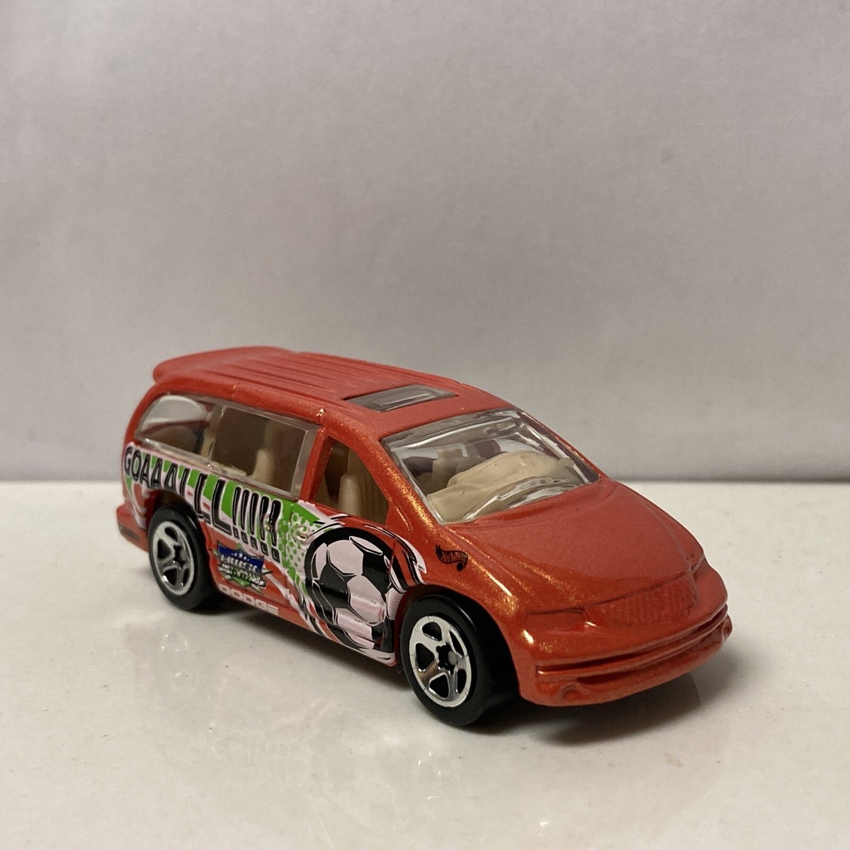 1996-2000 Dodge Caravan Collectible 1/64 Scale Diecast Diorama