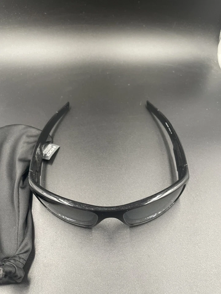 Cigüeñal Oakley tinta negra con lentes polarizadas de iridio negro Foto 2 de 4