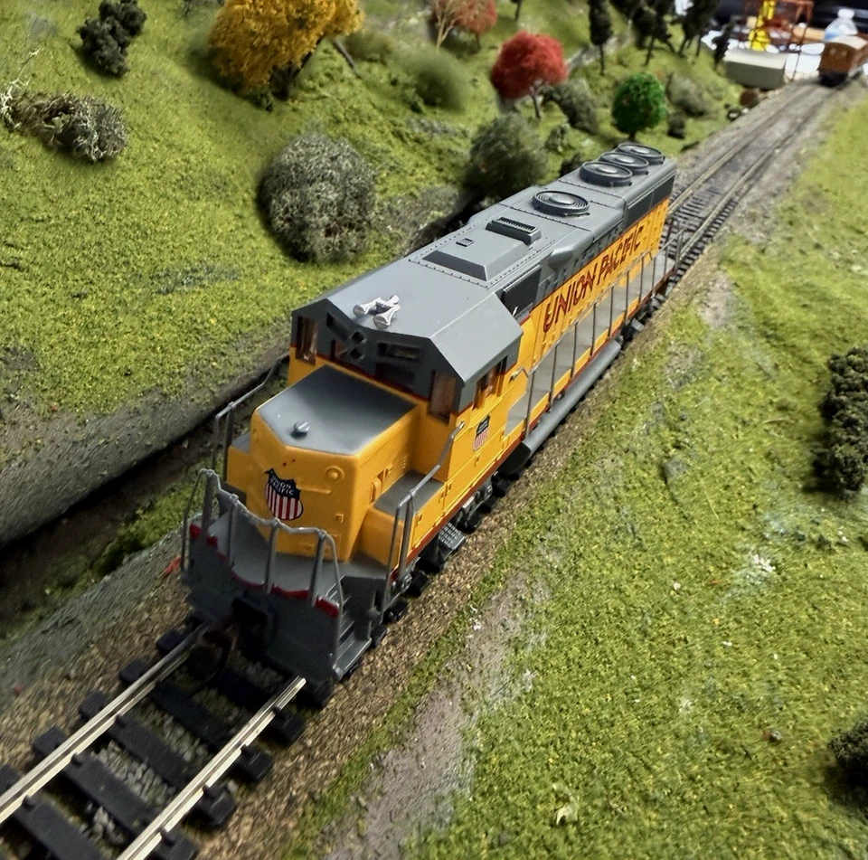 Bachmann HO Scale UNION PACIFIC EMD GP40 Diesel Locomotive DCC EQUIPPED 60301 - Image 2 of 4
