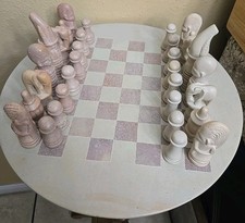 Set scacchi vintage africani pietra ollare intagliati a mano con scacchiera rotonda leggi
