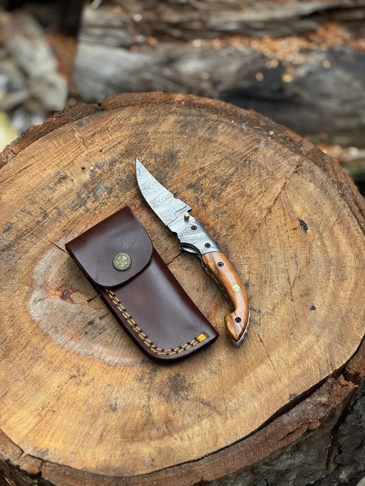 Cuchillo Plegable Damasco Artesanal con Mango de Madera de Olivo y Funda de Cuero Foto 3 de 4