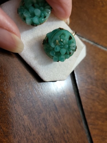 Beautiful Carved Floral Design Green Jade? Glass? Screw Back Earrings - 第 4/10 張圖片