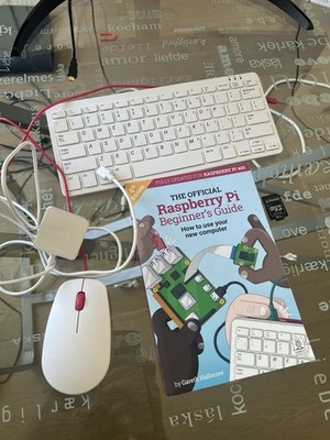 Raspberry Pi 400 Kit 16GB microSD Preinstalled Raspbian 64bit, Mouse, Guide