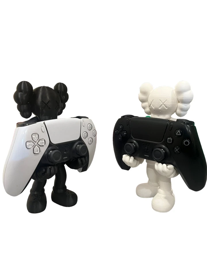 Soportes para mando Playstation 5 inspirados en Kaws Foto 2 de 4