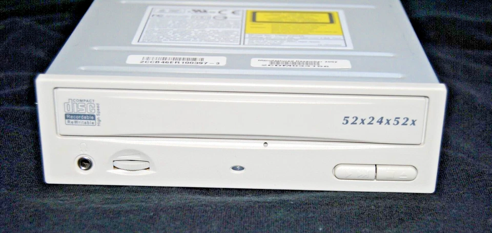 CD-RW BEIGE  ASUS CRW-5224A  Optical  with  IDE Ribbon Cable - Image 4 of 4