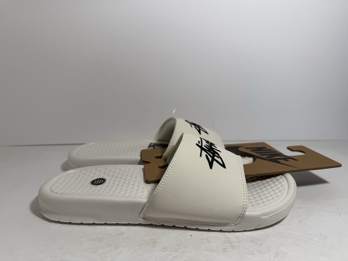 靴 STUSSY NIKE Benassi Slide Sandal Sail Benassi x Stüssy 'Sail' Release Date. Nike SNKRS