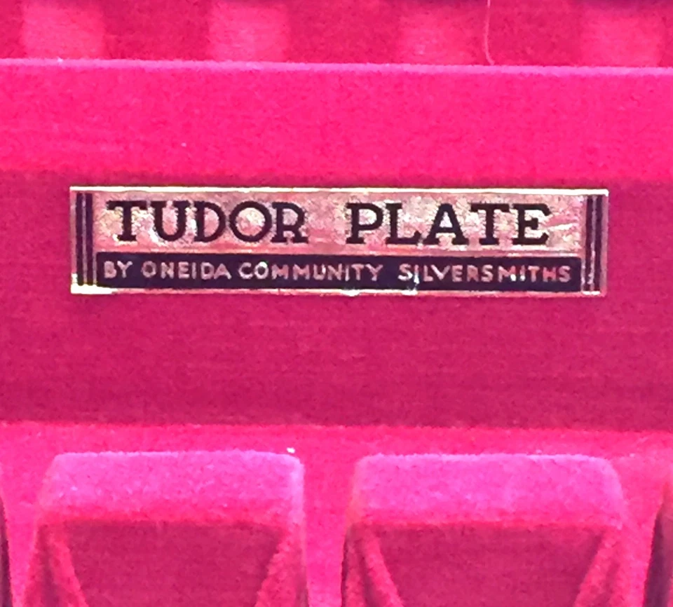 Tudor-plate Oneida Community forks and knives. 8 knives, 8 larger forks, 8 large - Image 3 of 4