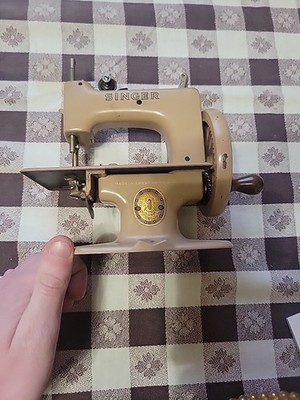Singer No 20 Sewhandy Child's Toy Sewing Machine Box Clamp Sew Handy Beige