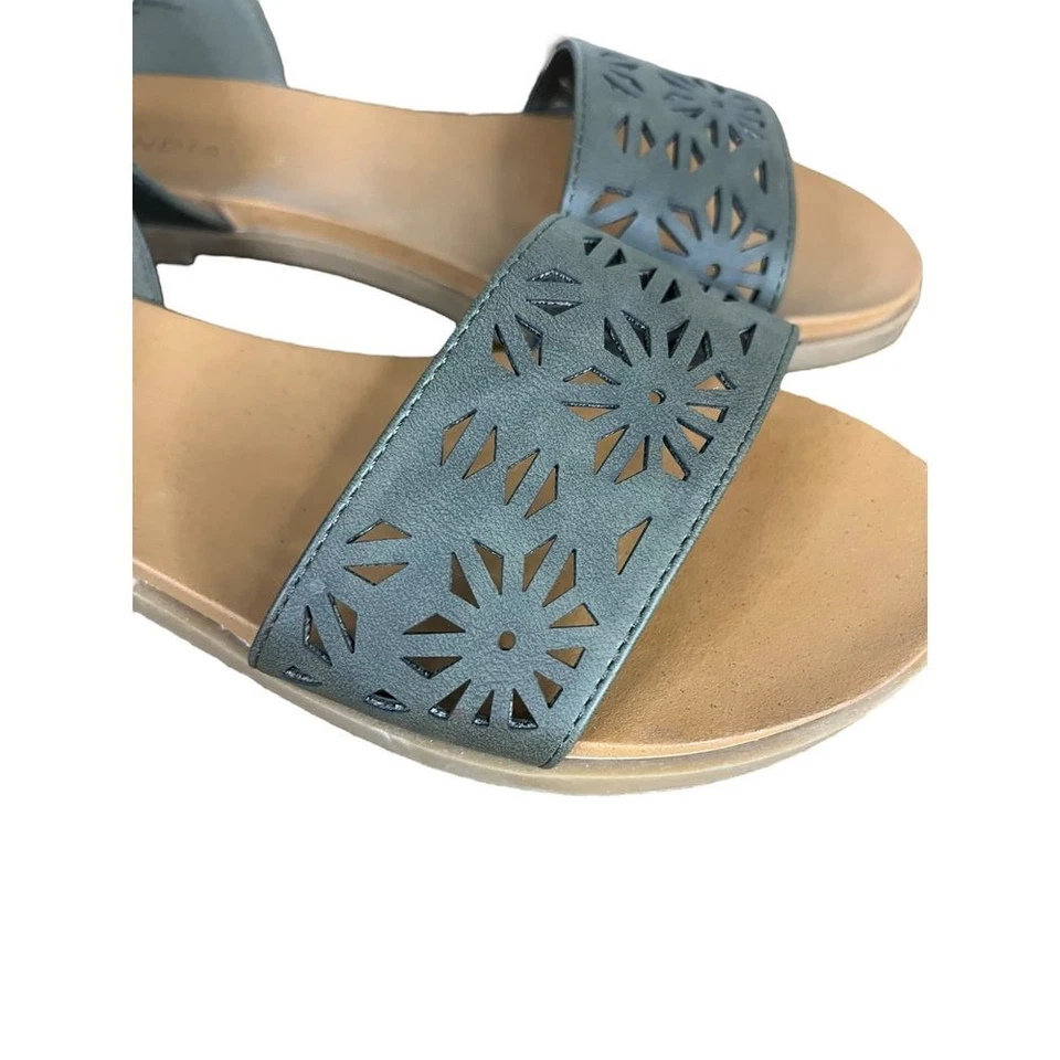 Sandalia plana sin cordones Andiamo D'Orsay punta abierta para mujer 7W verde oliva perforada Foto 3 de 4