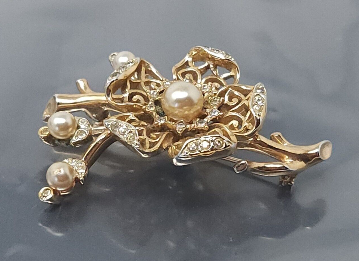 Vintage Couture White Rhinestone Pearl Flower Gold tone Brooch | eBay