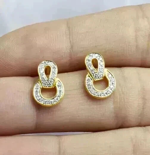 Aretes redondos de diamantes simulados de 1 quilate para mujer enchapados en oro amarillo de 14 k Foto 2 de 4