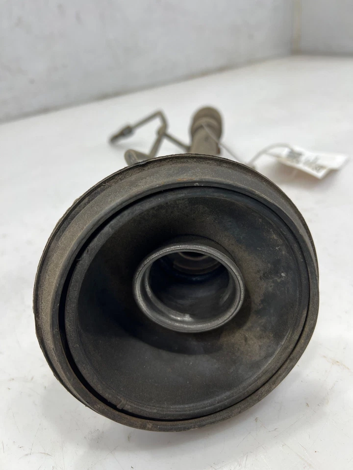 Conjunto de tubo de llenado de cuello de llenado de combustible Nissan Titan 2004-2010 OEM 172217S200 Foto 2 de 4