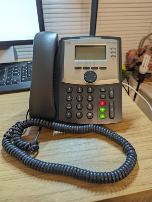Cisco SPA 303 3-Line IP Telefon VOIP PoE Internet Telefonanlage Display und PC Port mit Netzteil