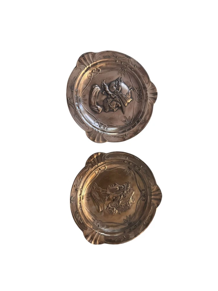 Par de platos colgantes de pared de metal plateado Art Noveau del siglo XIX, estilo WMF Foto 3 de 4