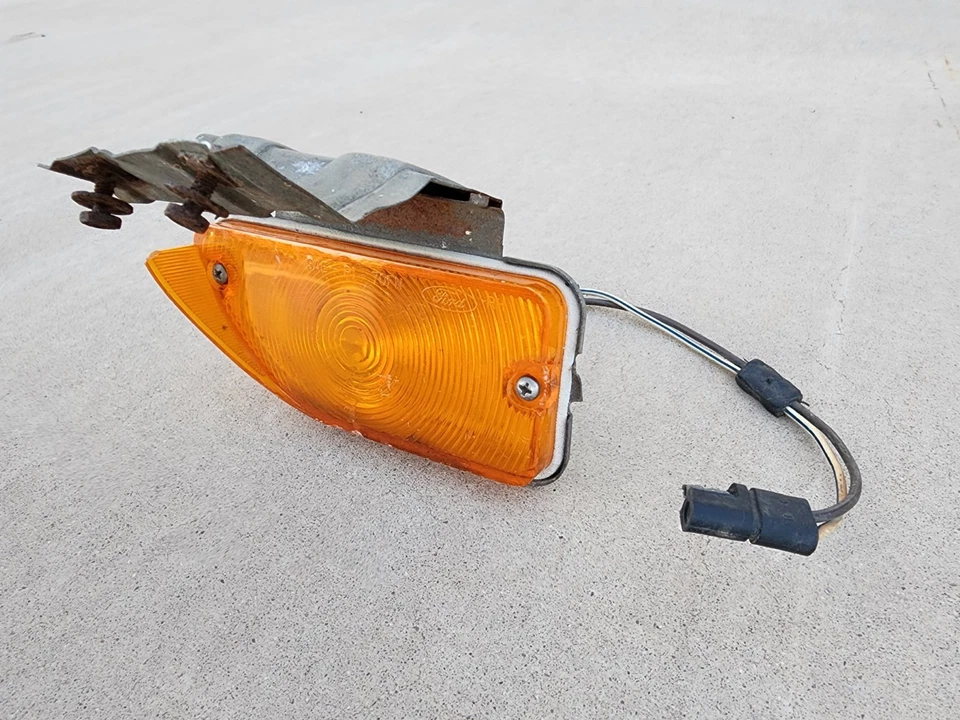Оригинальный желтый парковочный габаритный фонарь в сборе для Ford Maverick 1970-1972 годов выпуска от оригинального производителя для правшей - Изображение 2 из 4