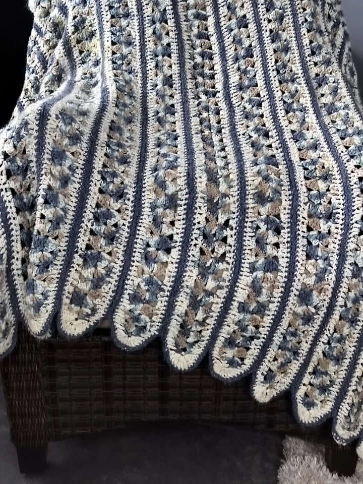  Afgano; Hecho a mano; Borde festoneado; Manta para regazo; Taupe/Crema/Azul; Usado en excelente estado! Foto 2 de 4