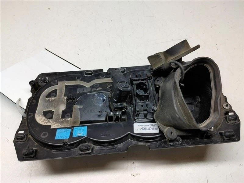 Audi A3 E-tron 2016-2018 hatchback parrilla central delantera sin línea S OEM 8V4853343 Foto 4 de 4