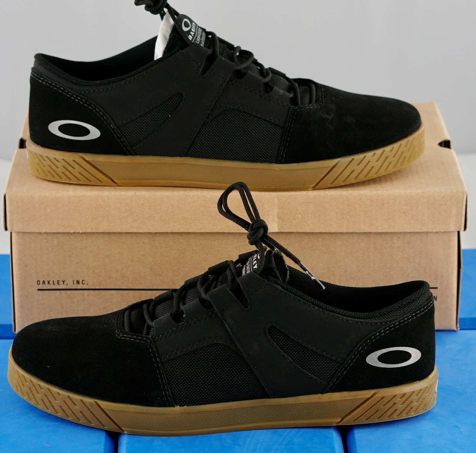 street 2 td sneakers oakley