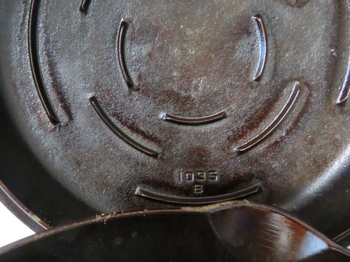 Vintage Griswold No 8 (704 A) Cast Iron Skillet w/ 1035 B Iron Mountain Lid - Picture 7 of 17