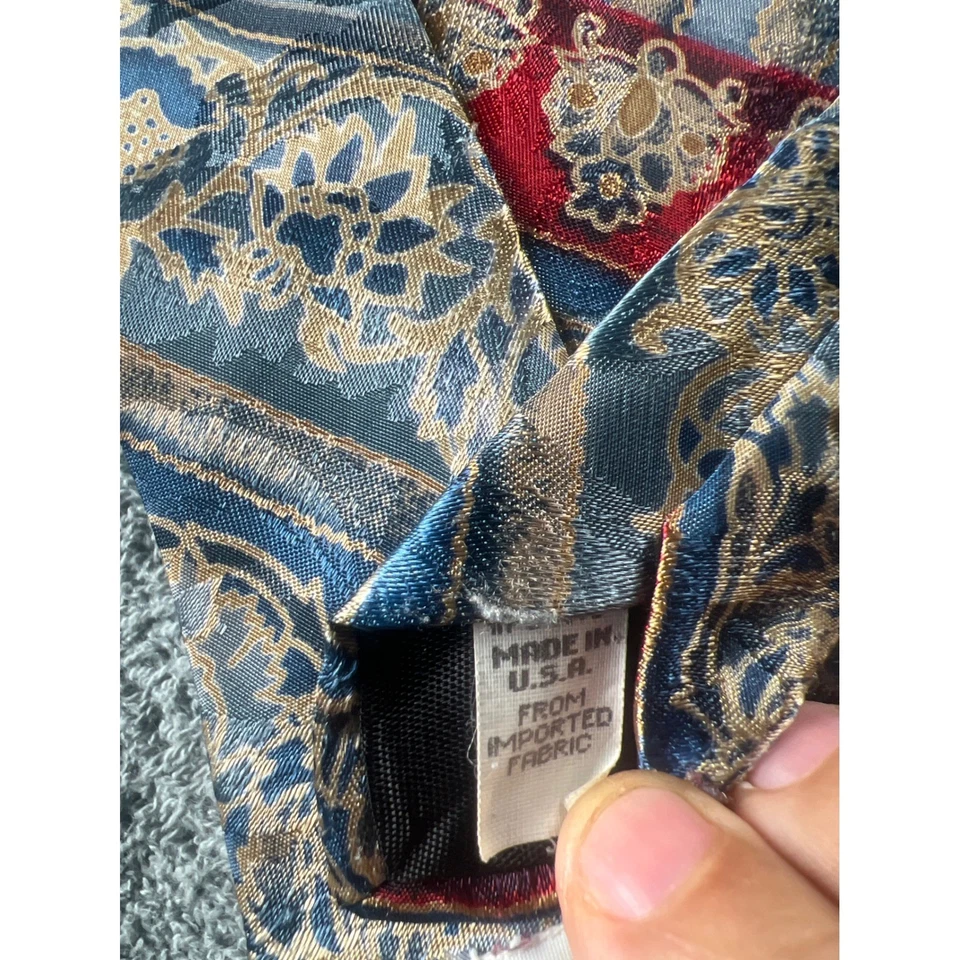 Corbata Chelsea Mezcla Seda Rojo Azul Patrón Paisley Hecha en EE. UU. Foto 3 de 4