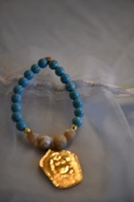 BNIP "Good Charmer" Pulsera Elástica Turquesa con Dije BUDDA Chapado en Oro 14K