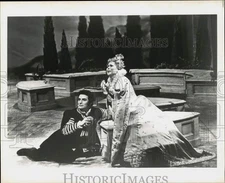 Press Photo Opera Singers in Scene - sap67176