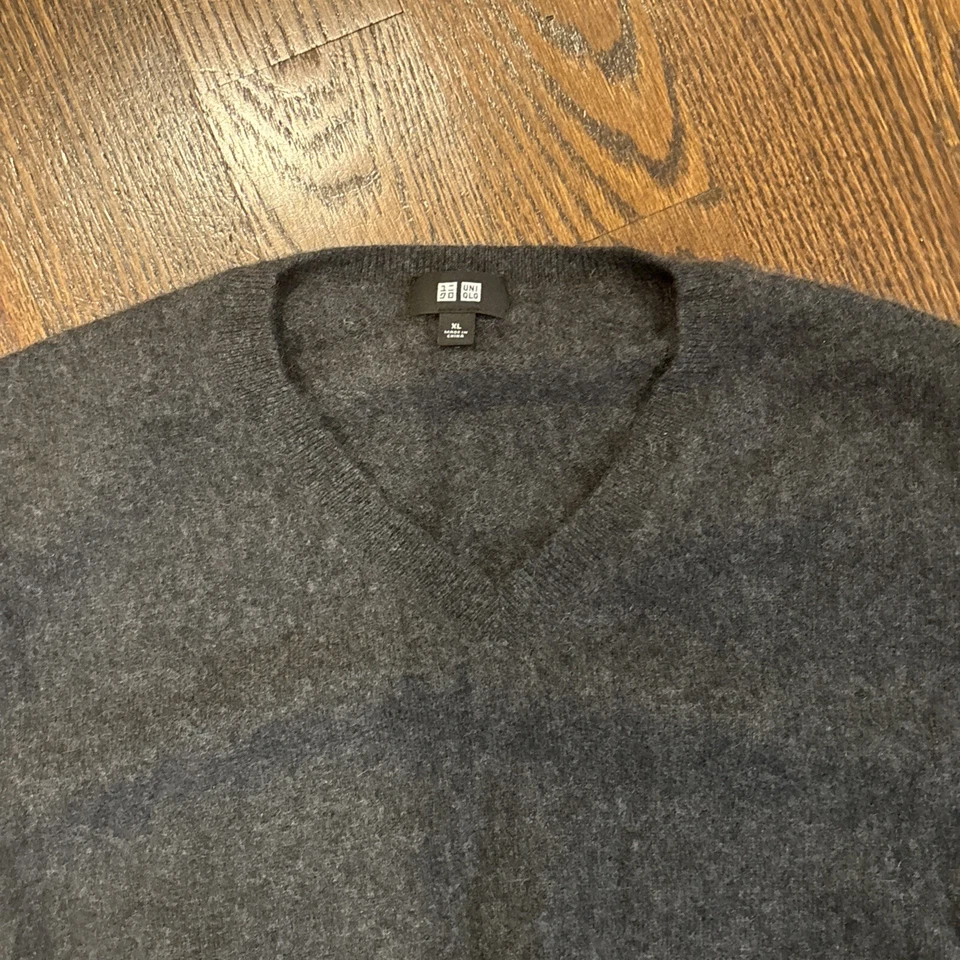 Suéter Uniqlo de algodón y cachemir para hombre | XL | Gris cuello en V Foto 4 de 4