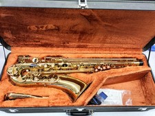 Saxophone ténor YANAGISAWA T-500 d'occasion avec étui rigide bien entretenu