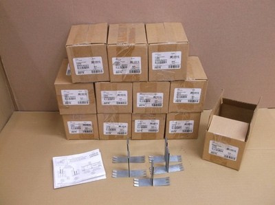 F44BB2C Hoffman nVent Neu Im Karton Gehäusepaneel-Absperrhalter 32FL66